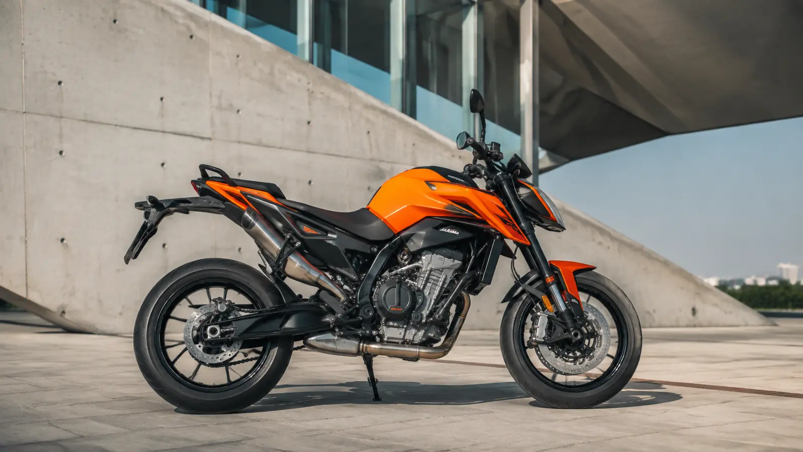 АВТО 1000945 оранжевый KTM Duke у городской архитектуры