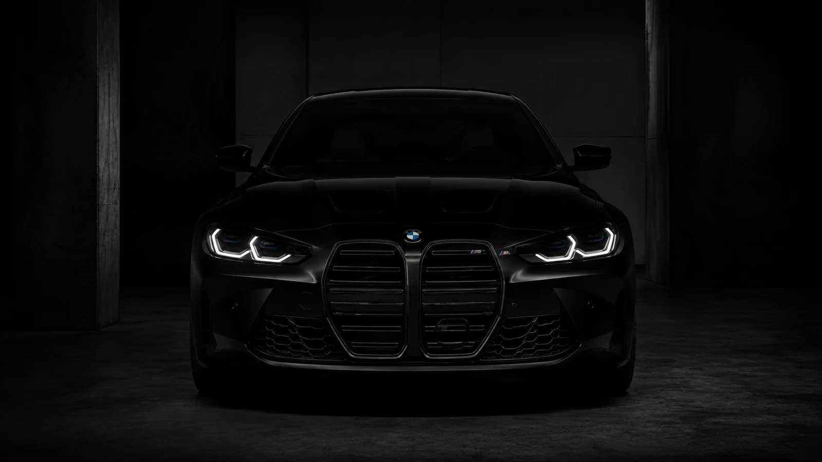 АВТО 1001260 чёрный BMW M4 в темноте с фарами