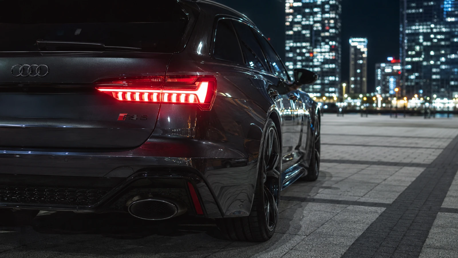 АВТО 1001287 задние фонари Audi RS6 ночью