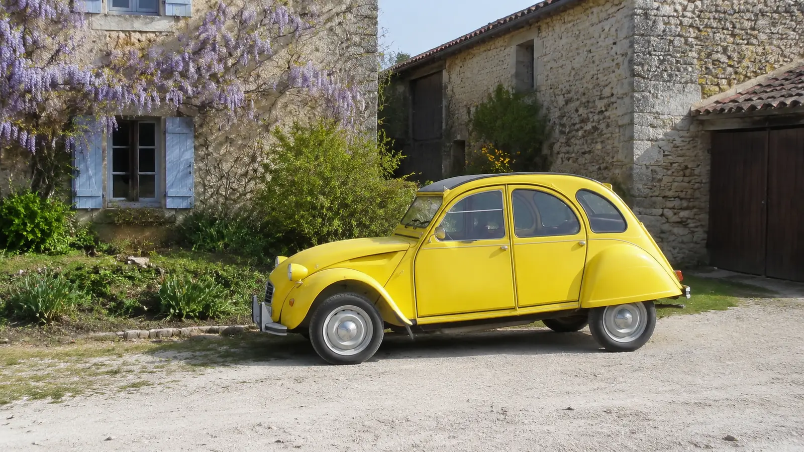 АВТО 1000068 жёлтый Citroën 2CV у деревенского дома