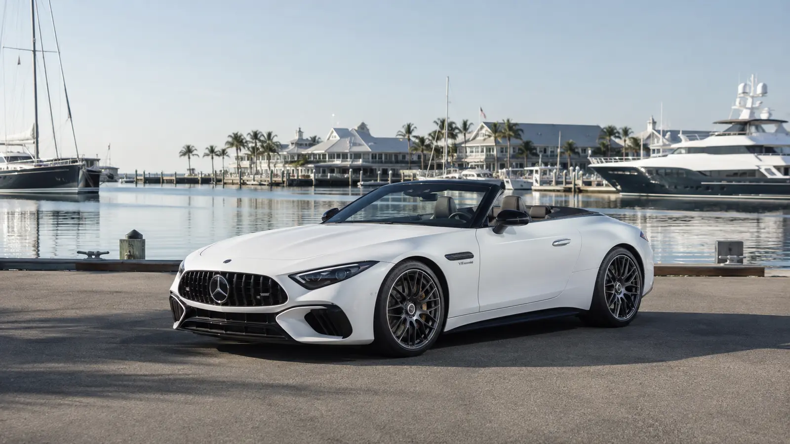 АВТО 1001324 Белый Mercedes-AMG SL 63 у марины