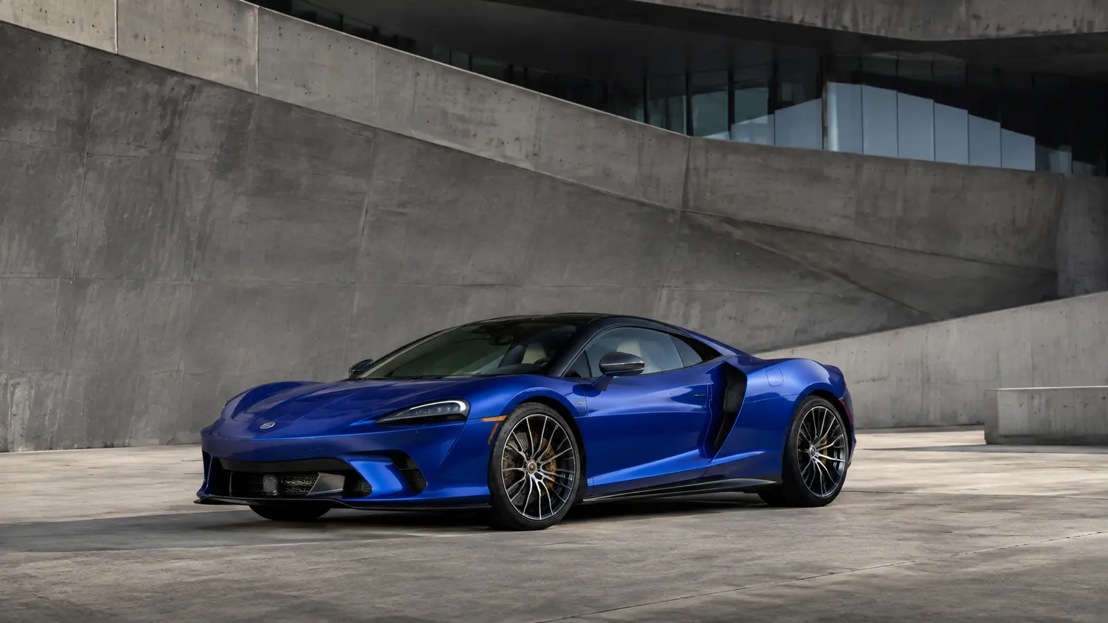 АВТО 1001165 синий McLaren GTS у бетонной архитектуры
