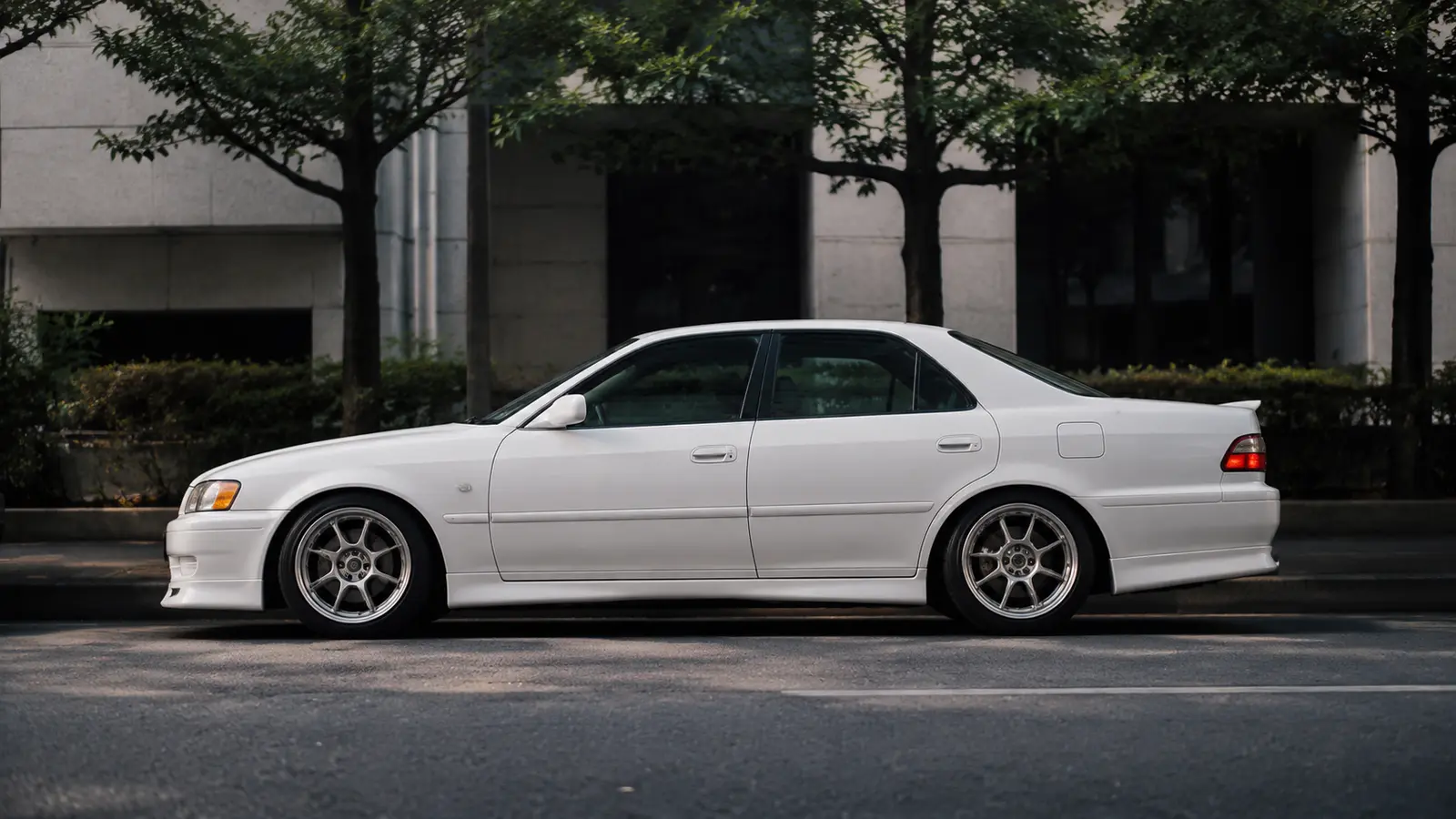 АВТО 1000826 белый Toyota Chaser на токийской улице 90-х