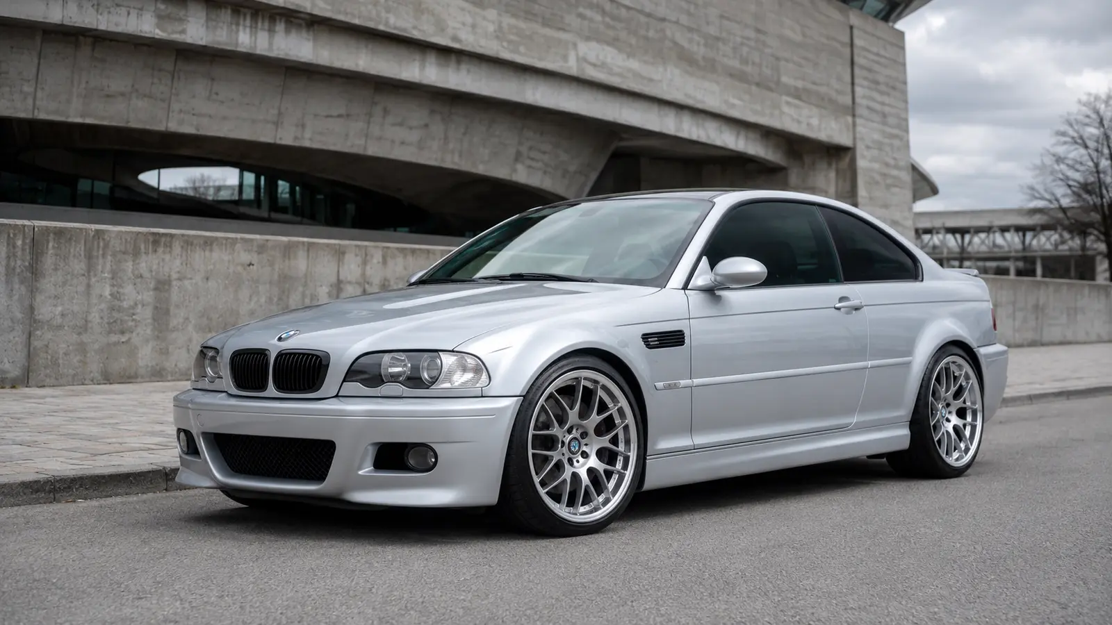 АВТО 1000281 серебристый BMW M3 E46 Coupe у культурного центра