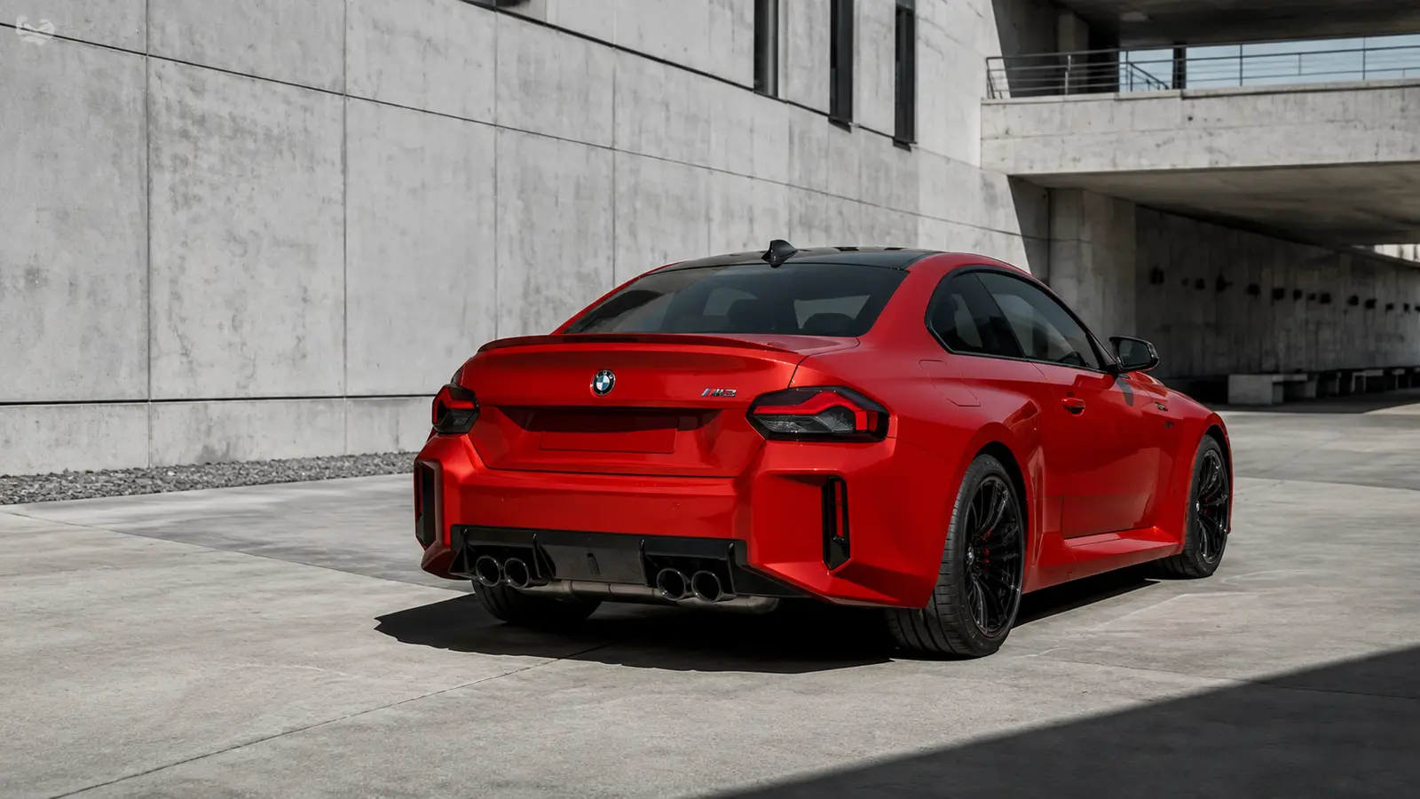 АВТО 1000986 красный BMW M2 у индустриальной архитектуры