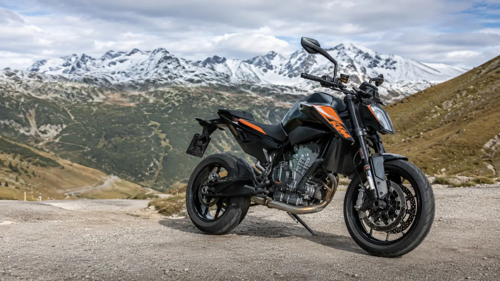 АВТО 1000340 KTM 790 Duke на горном перевале