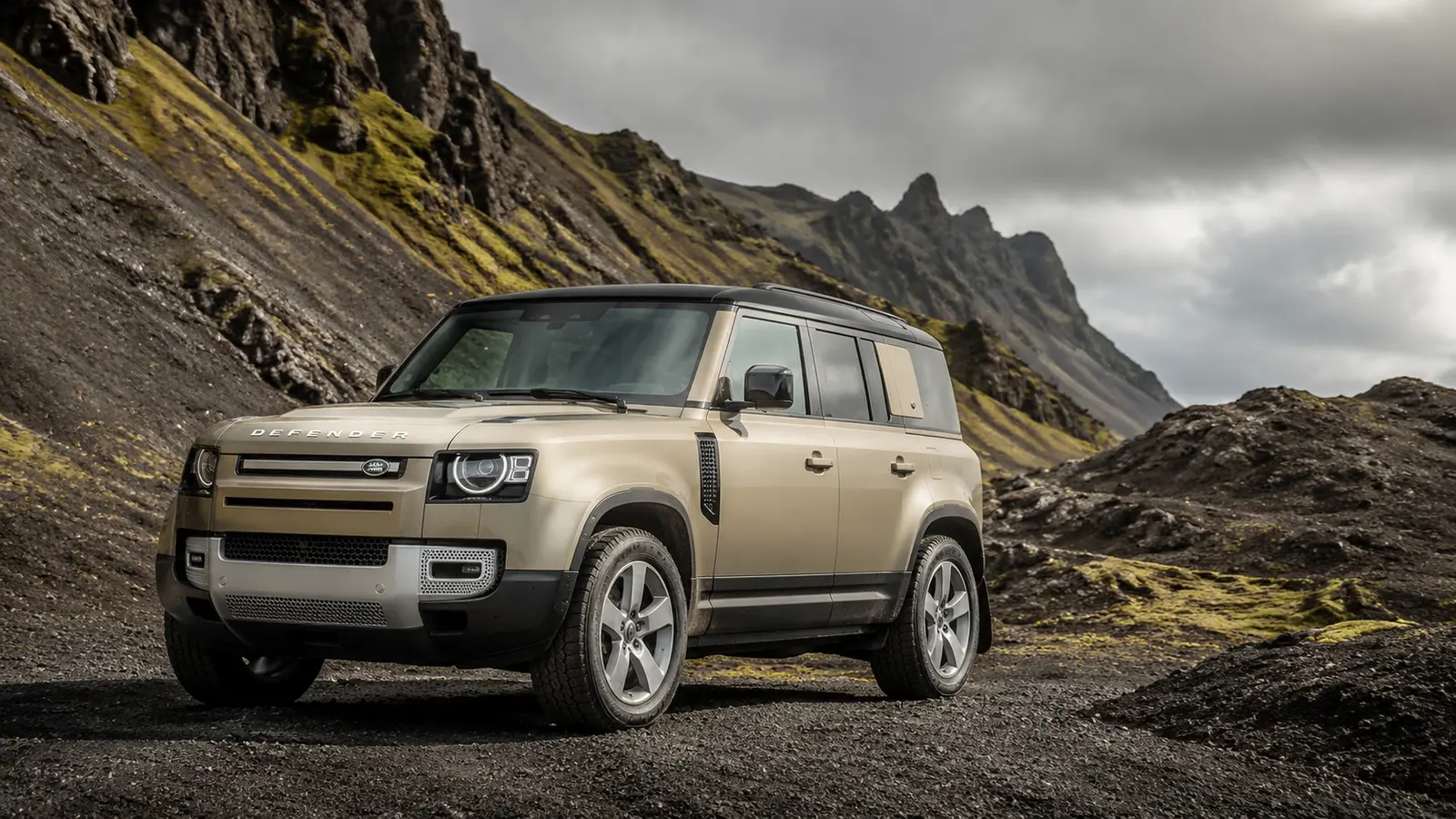 АВТО 1000195 песочный Land Rover Defender 110 в вулканических горах