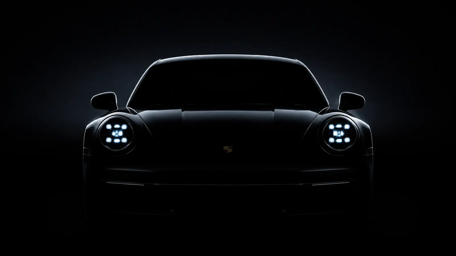АВТО 1001011 чёрный Porsche 911 в темноте с фарами