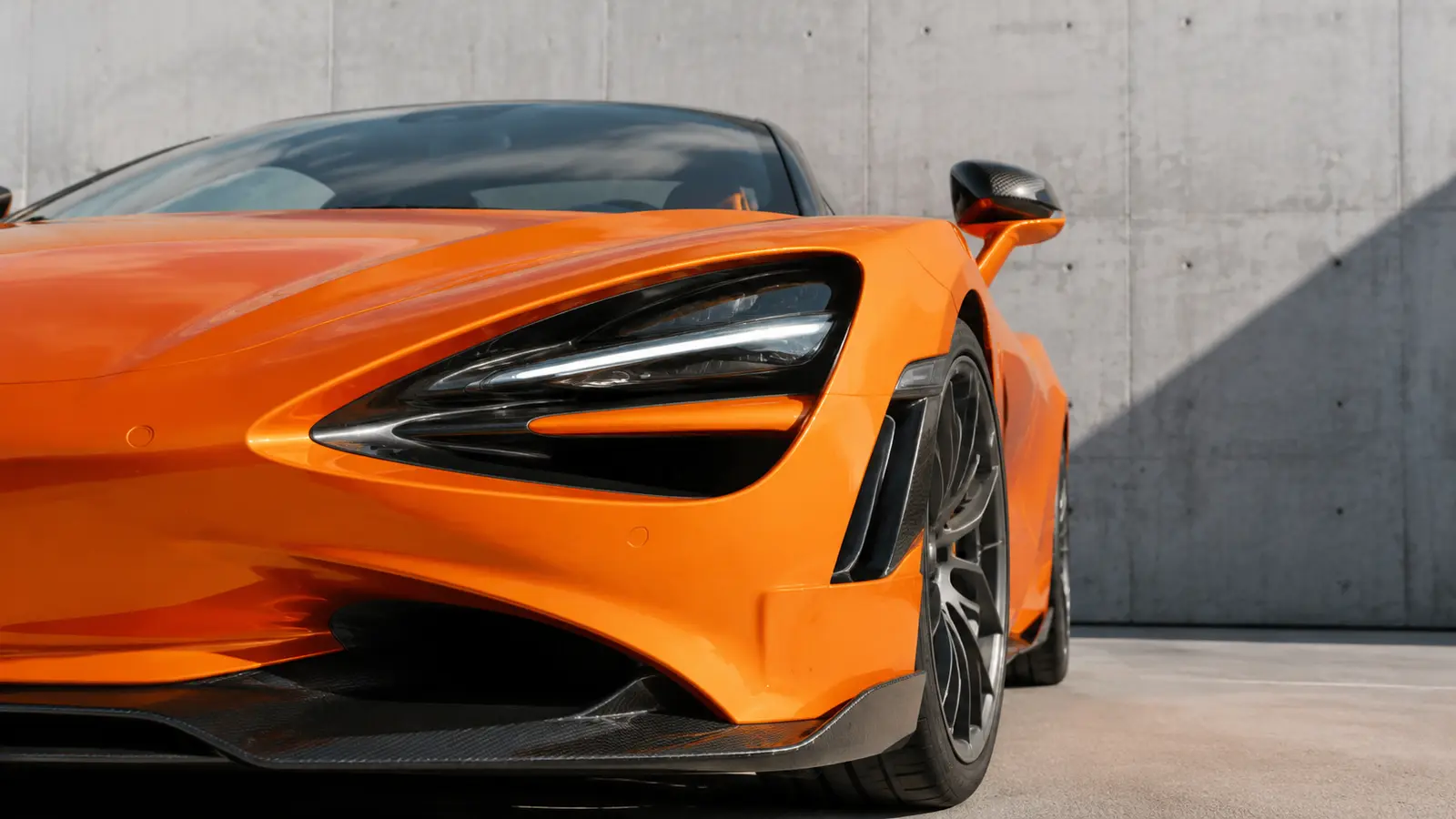 АВТО 1000295 оранжевый McLaren 750S крупным планом