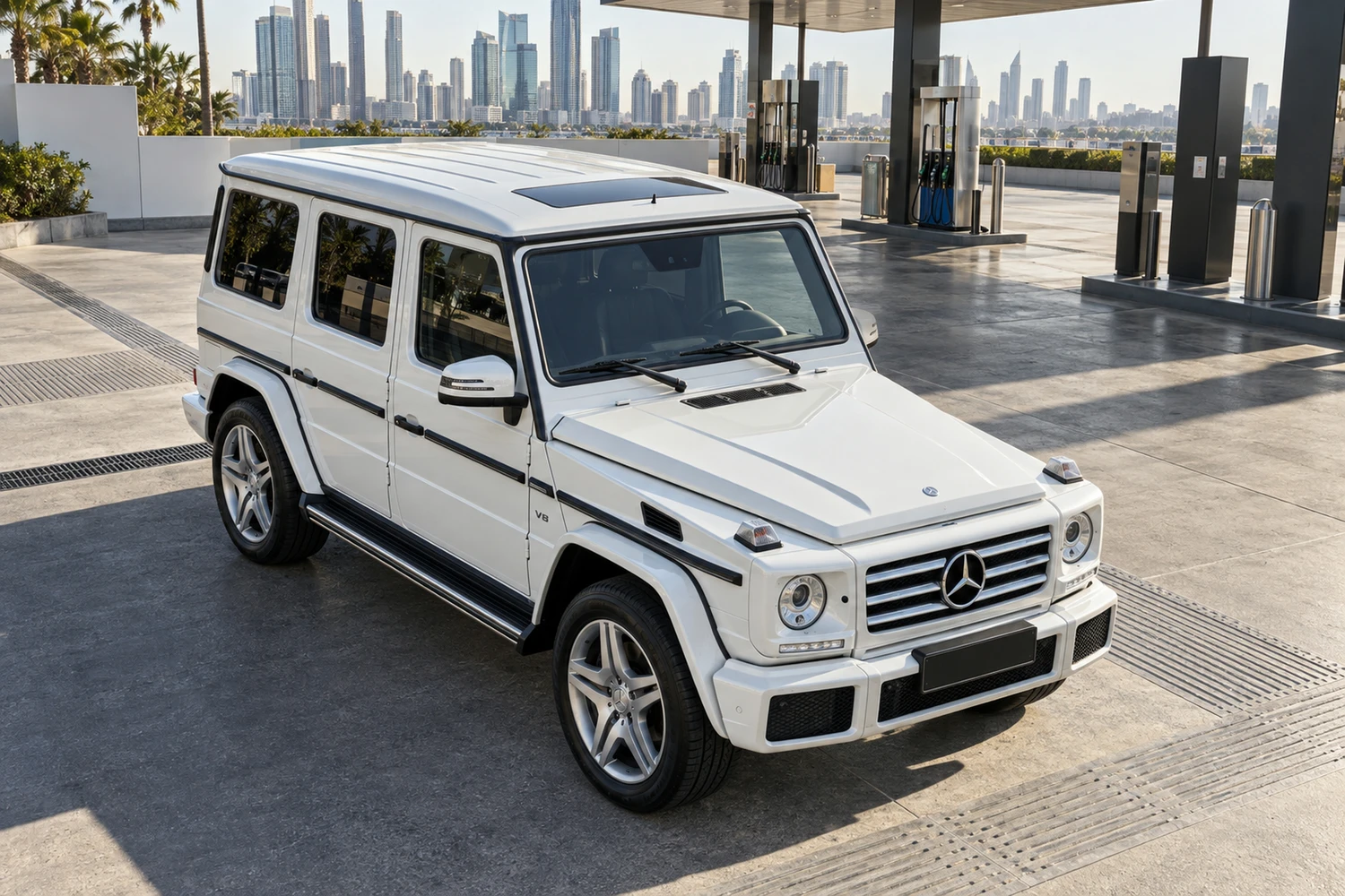 АВТО 1006727 Mercedes G500 W463 белый перламутр АЗС у города