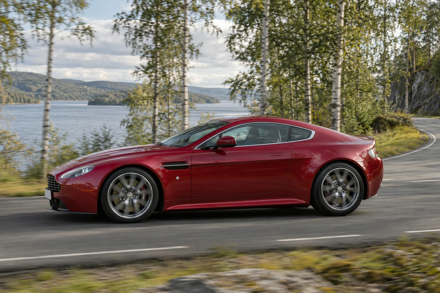 АВТО 1007437 Aston Martin V8 Vantage красный лесная дорога