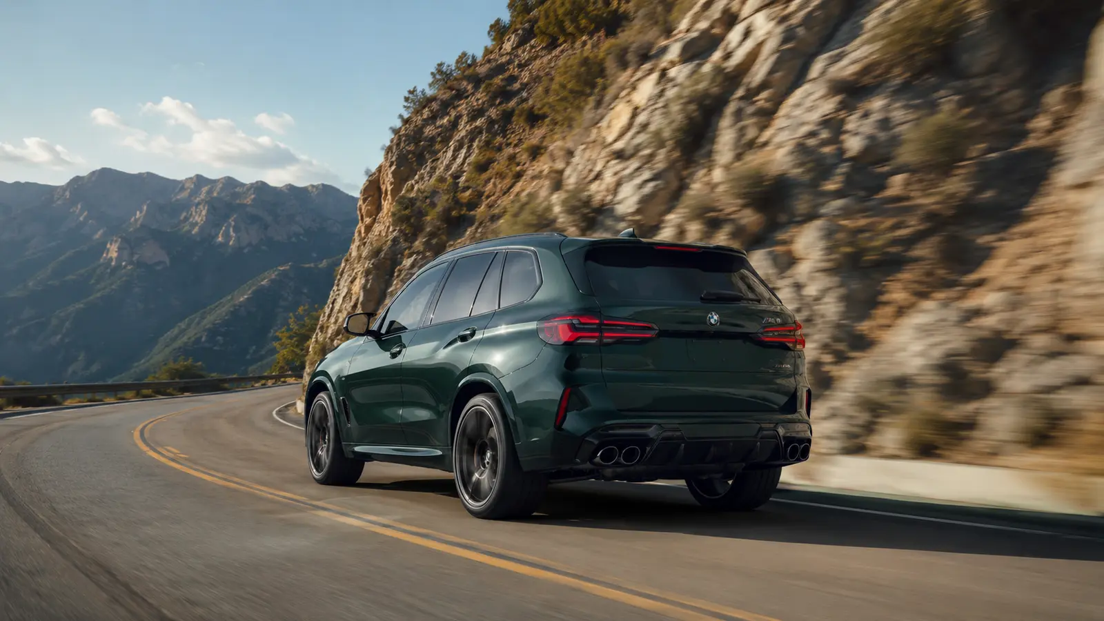АВТО 1000925 зелёный BMW X5 на горной дороге