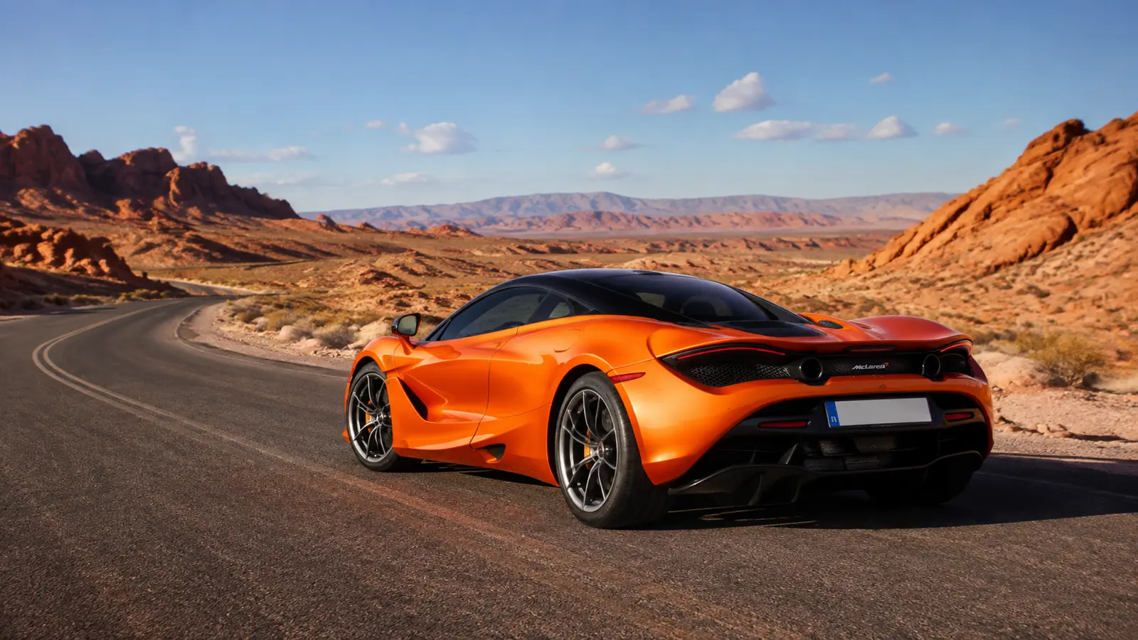 АВТО 1000661 оранжевый McLaren 720S сзади у пустынной дороги