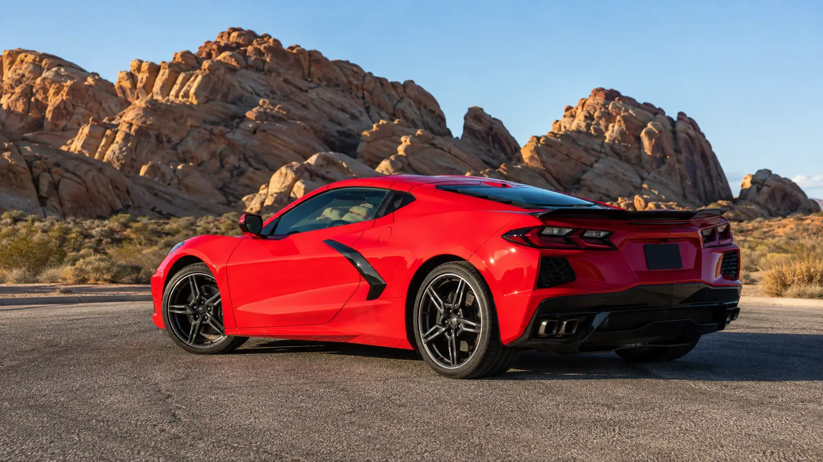 АВТО 1000262 красный Chevrolet Corvette C8 Stingray среди скал
