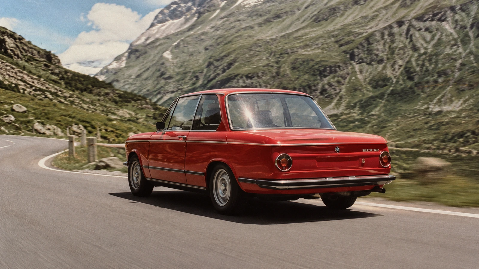 АВТО 1000735 красный BMW 2002 на альпийском перевале в стиле 70-х