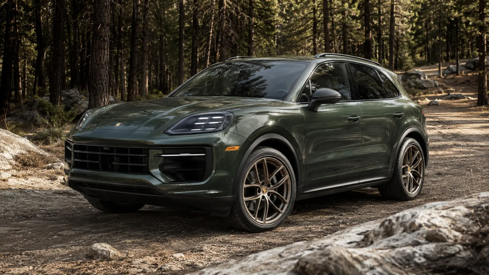 АВТО 1001026 зелёный Porsche Cayenne на лесной дороге