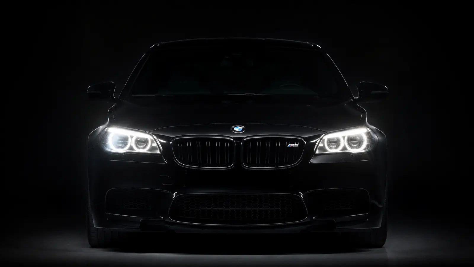 АВТО 1000608 тёмный BMW M5 выходит из темноты со светом фар
