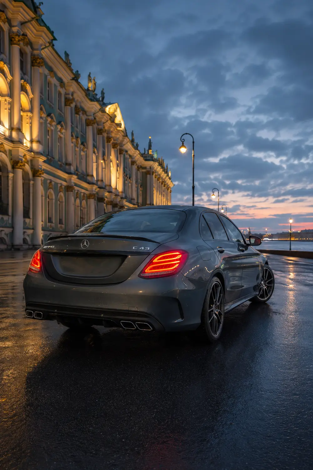 АВТО 1003939 графитовый Mercedes AMG C43 W205 у вечерней набережной Петербурга