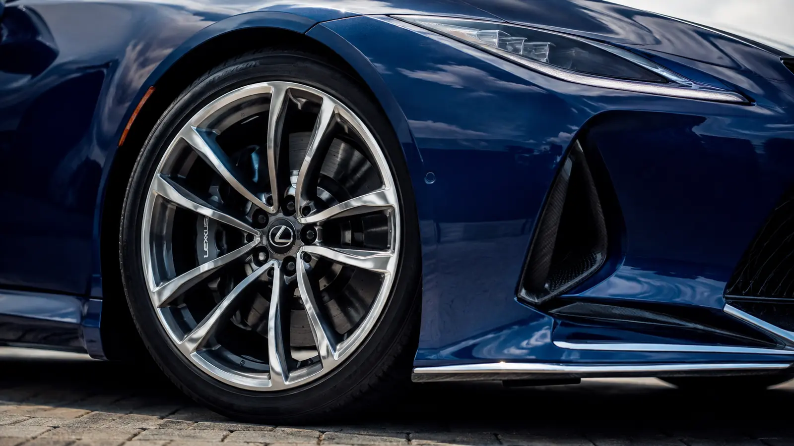 АВТО 1002786 диск и изгиб переднего крыла Lexus LC 500 крупным планом