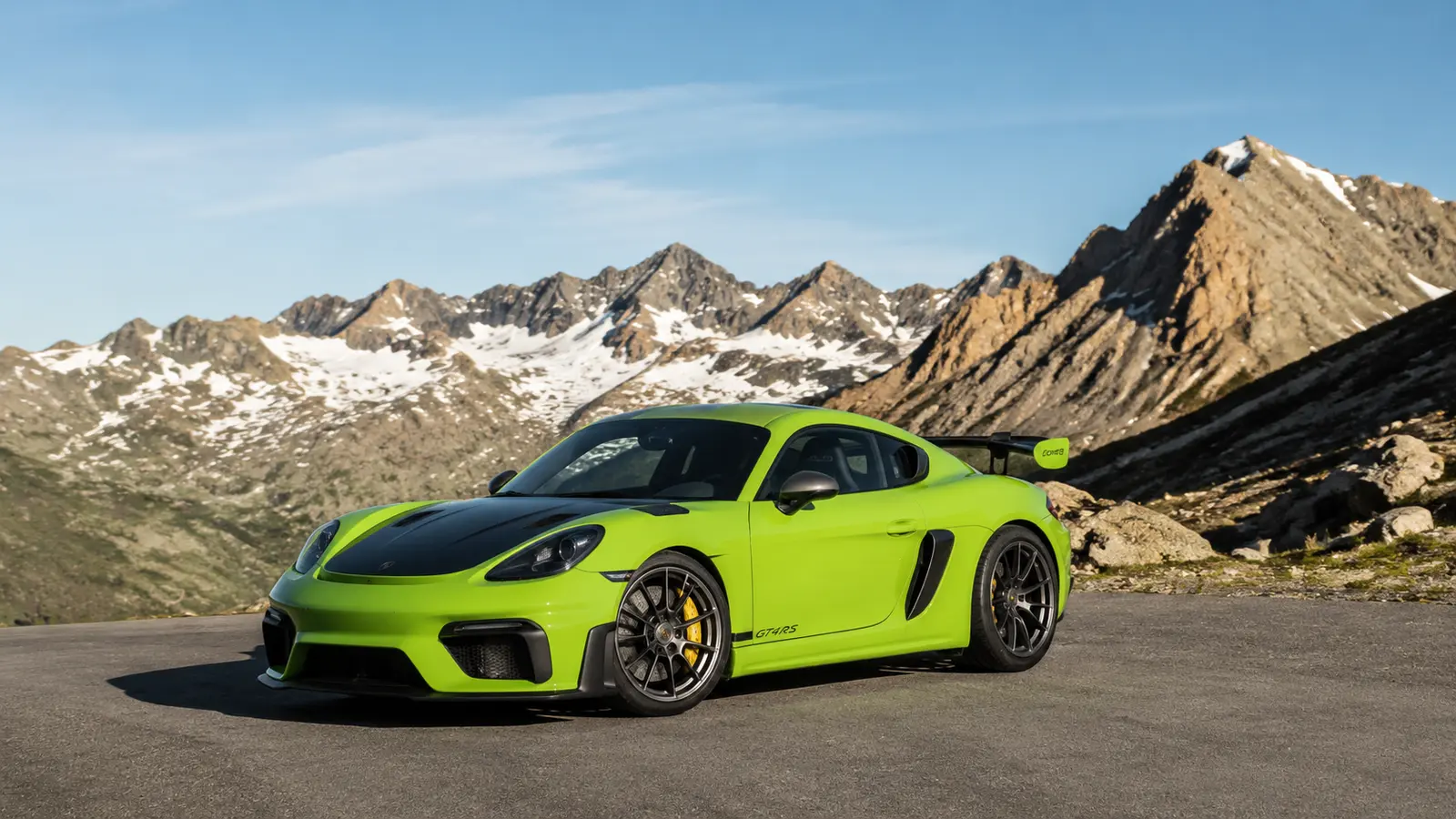 АВТО 1000222 ярко-зелёный Porsche 718 Cayman GT4 RS на альпийском перевале