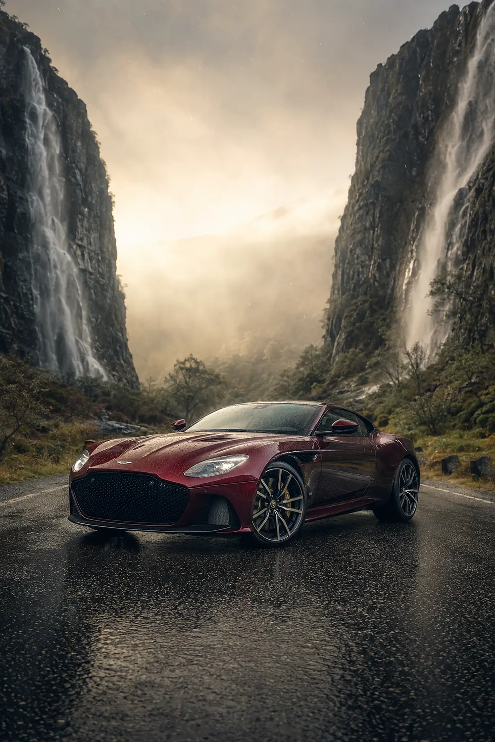 АВТО 1003497 бордовый Aston Martin DBS среди водопадов