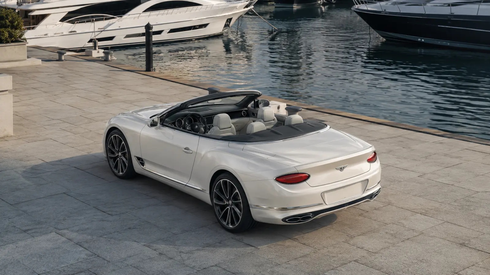 АВТО 1001124 белый Bentley Continental GTC у марины