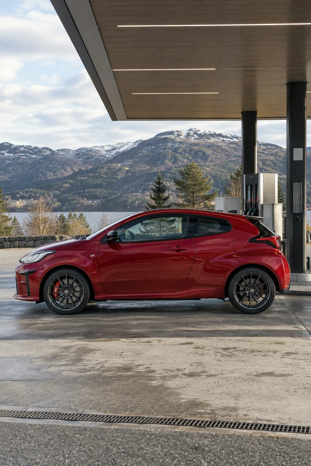 АВТО 1007402 Toyota GR Yaris красный ночная АЗС