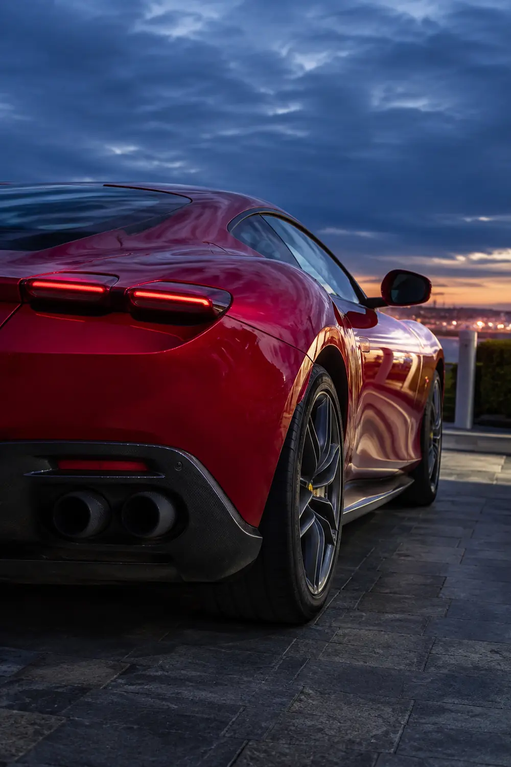 АВТО 1003801 задний фонарь красной Ferrari Roma в сумерках