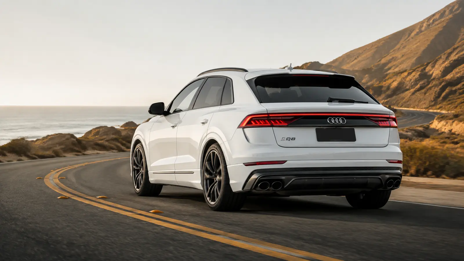 АВТО 1001024 белый Audi SQ8 на прибрежной дороге