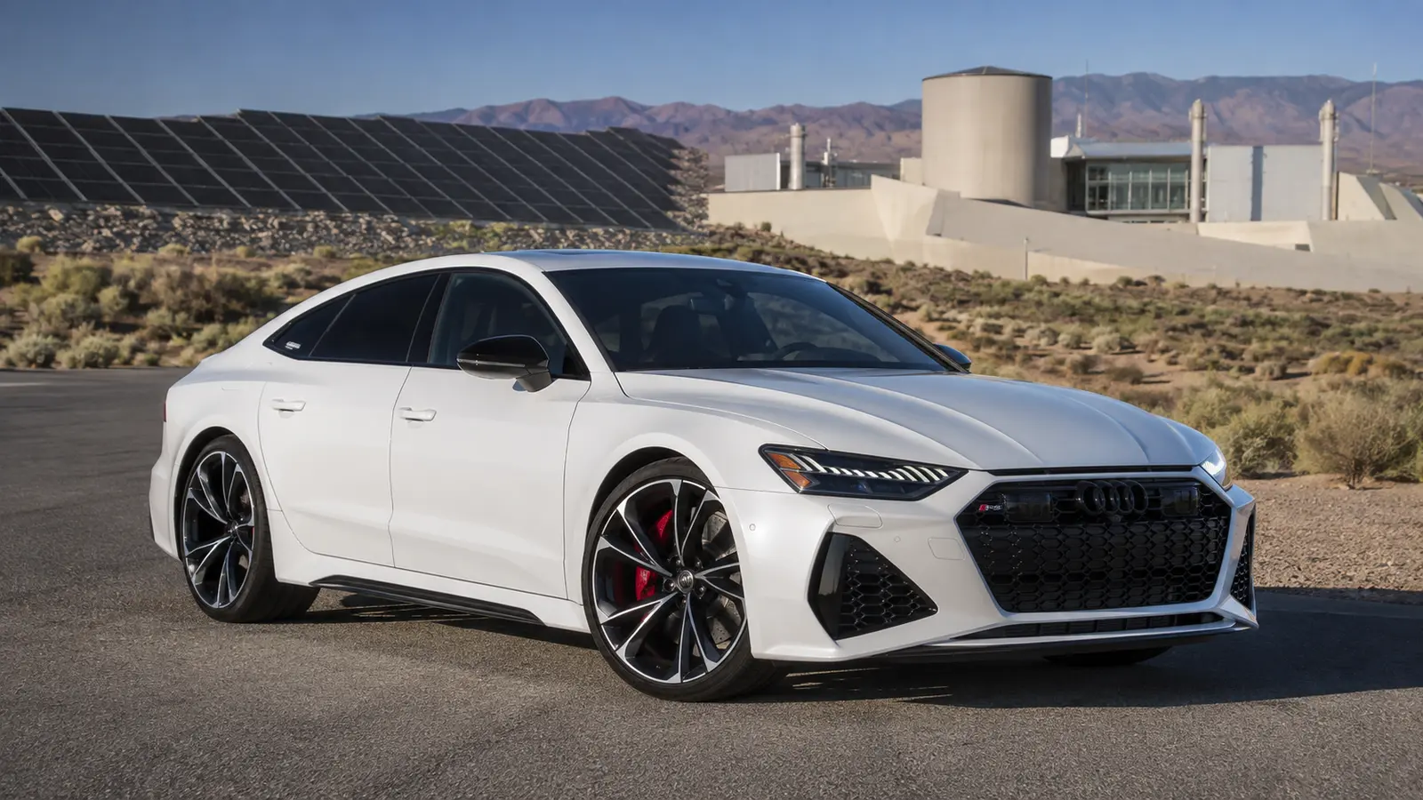 АВТО 1001456 Белый Audi RS7 Performance у солнечного кампуса в пустыне