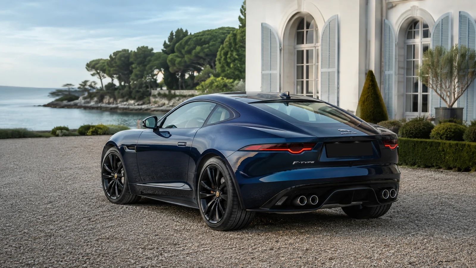 АВТО 1001244 синий Jaguar F-Type у прибрежной виллы